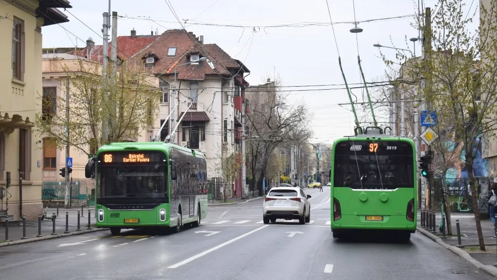 Bărbat reţinut după ce a agresat sexual o tânără într-un troleibuz din Bucureşti
