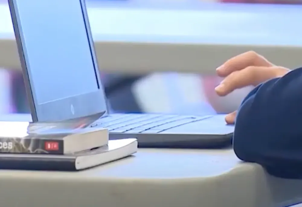Cursuri online la un liceu din Capitală. Jumătate dintre elevi au COVID!