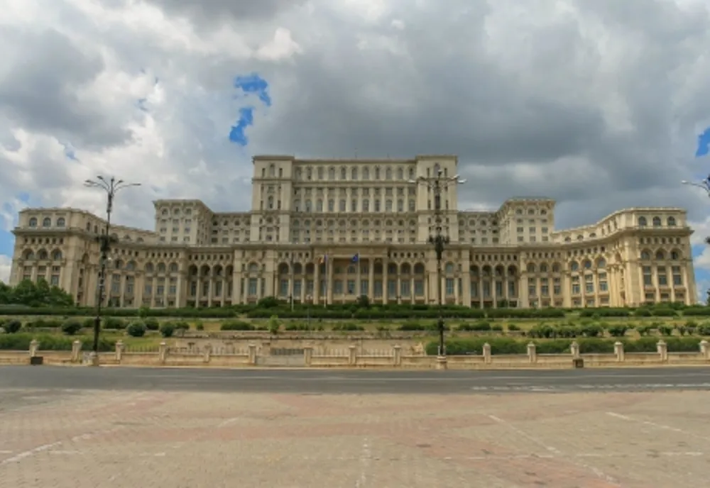 Parlamentul nu mai stinge lumina. E iluminat în drapelul Ucrainei