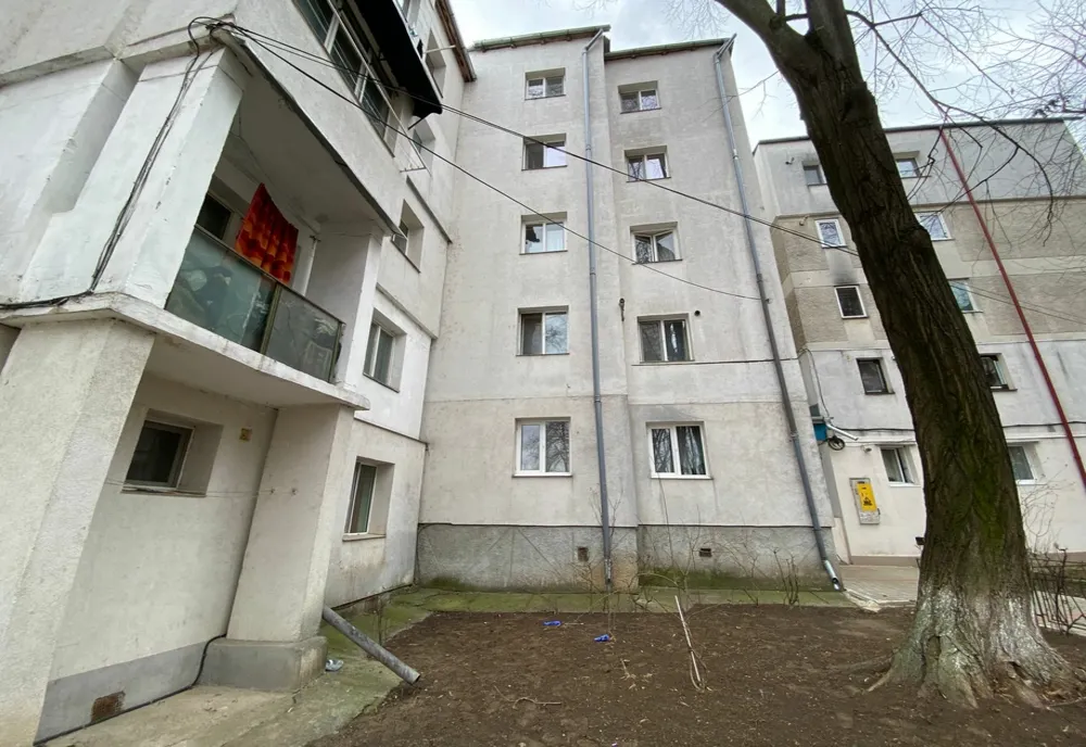 Un copil de doi ani a ajuns la spital în stare foarte gravă după ce a căzut de la etajul trei al unui bloc 