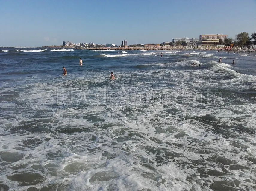 Două persoane, căutate în mare la Olimp. Una a fost scoasă la mal și resuscitată