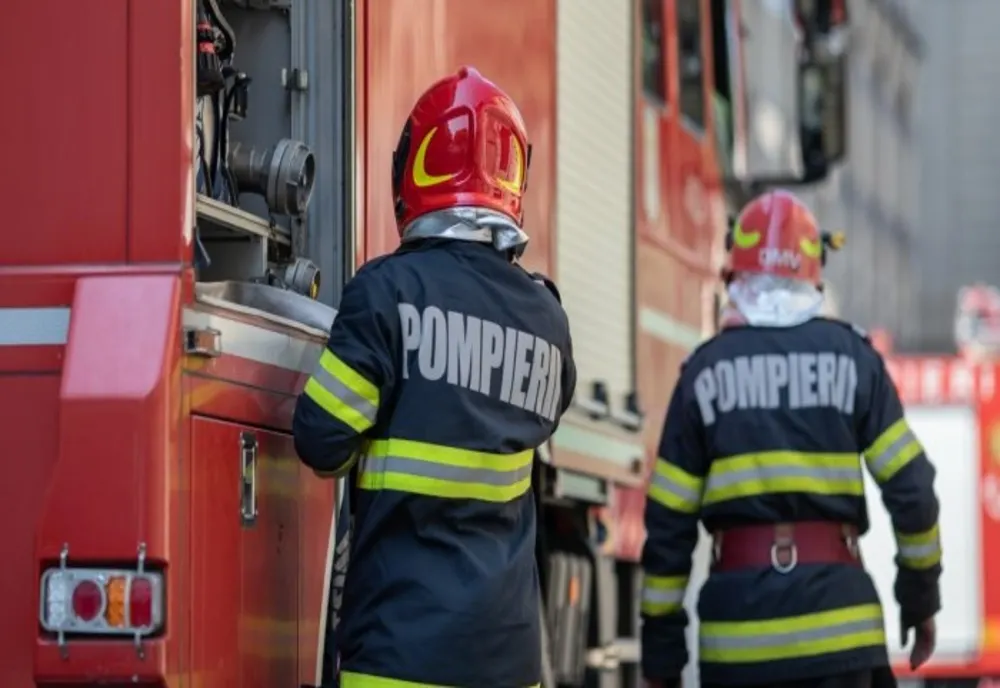 O explozie a avut loc într-un bloc de garsoniere din Hunedoara. O persoană a fost rănită