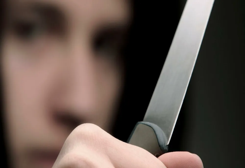  Amendă usturătoare pentru o femeie din Târgu Neamț care a sunat la 112: „M-a înjunghiat soțul”. Ce au descoperit polițiștii