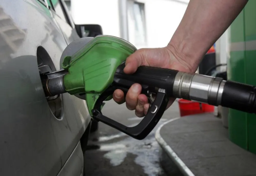 Români țepuiți în benzinării: „Am alimentat 27 litri de motorină și la casă au apărut 44 litri”