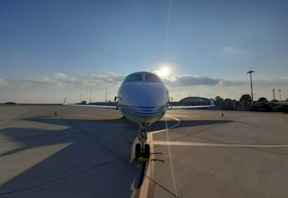 Avion în flăcări imediat după decolare. Un motor a luat foc în zbor