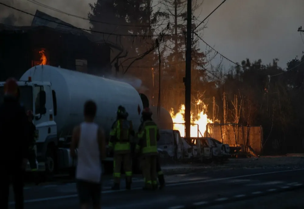 Pericolul persistă la Crevedia! Pompierii intervin din nou la locul exploziilor - Perimetrul de siguranță, lărgit