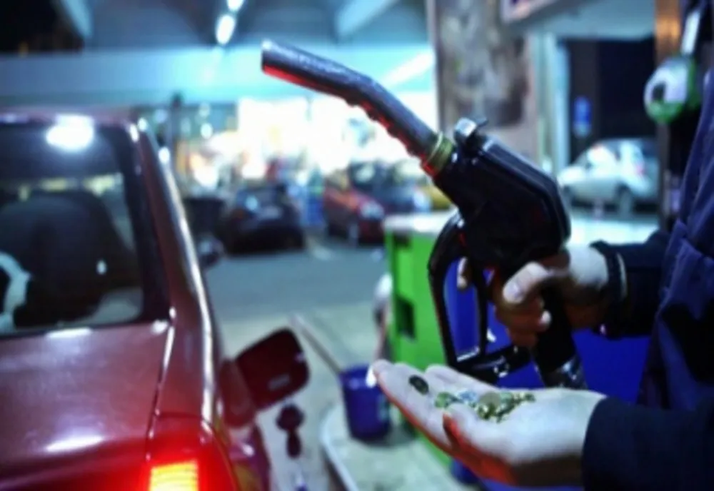 Românii nu plătesc mult pentru că benzina este scumpă, ci pentru că benzina ieftină e taxată scump