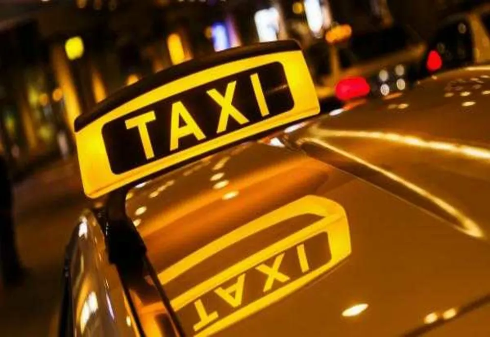 Taximetrist lovit de trei adolescenți, după neînțelegeri legate de tarif: incident violent în Mureș
