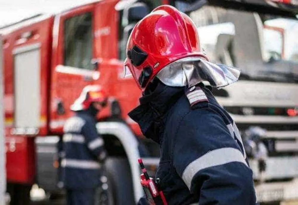 TRIPLĂ COLIZIUNE PE DRUMUL EXPRES PITEȘTI–CRAIOVA. O MAȘINĂ DE POMPIERI S-A RĂSTURNAT, CINCI MILITARI RĂNIȚI