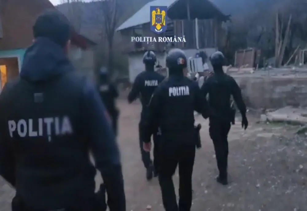 Bărbat aflat în penitenciar, acuzat că a instigat intimidarea martorilor într-un dosar de agresiune sexuală. Percheziții în Prahova