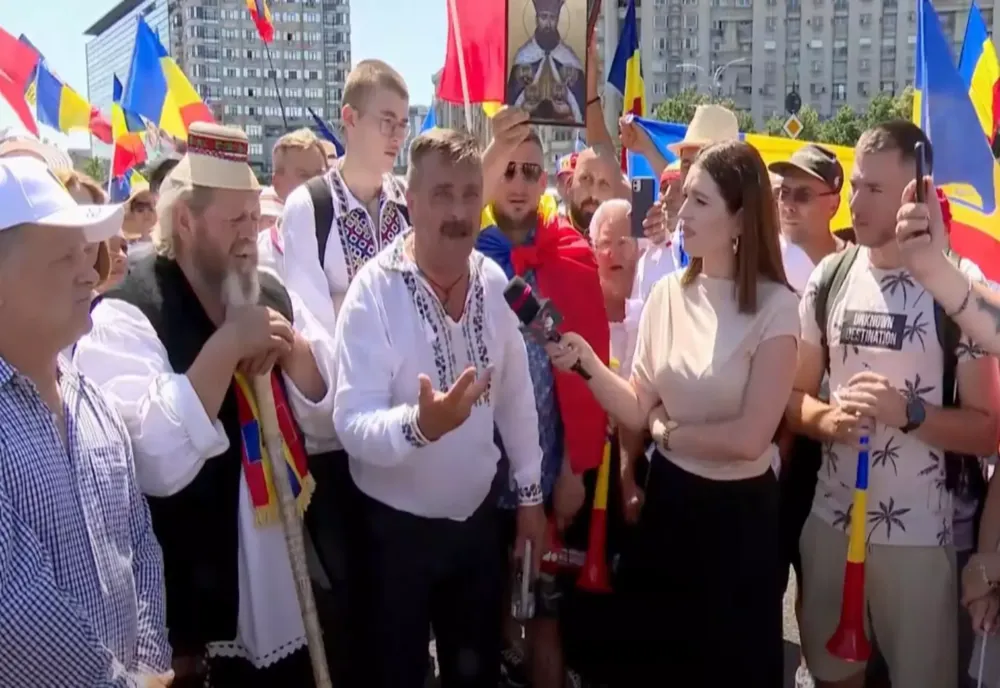 APELUL OAMENILOR CARE PROTESTEAZĂ ÎN PIAȚA VICTORIEI: ”FRAȚI ROMÂNI, NU MAI DORMIȚI! POPORUL SUFERĂ” 
