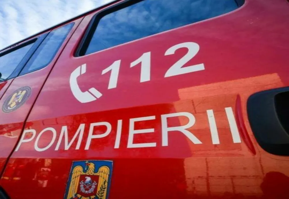 Accident grav în Caraș-Severin. Două vehicule au luat foc, un șofer ar putea fi mort