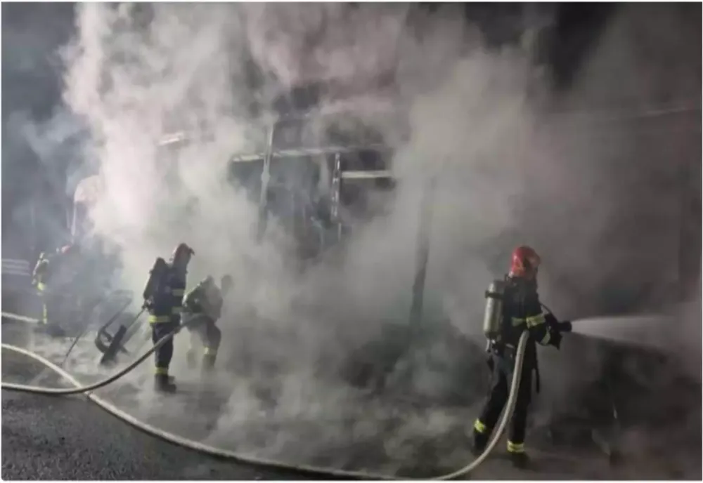Incendiu pe autostrada A1, în județul Timiș. Un TIR care transporta aparatură fitness a ars ca o torță