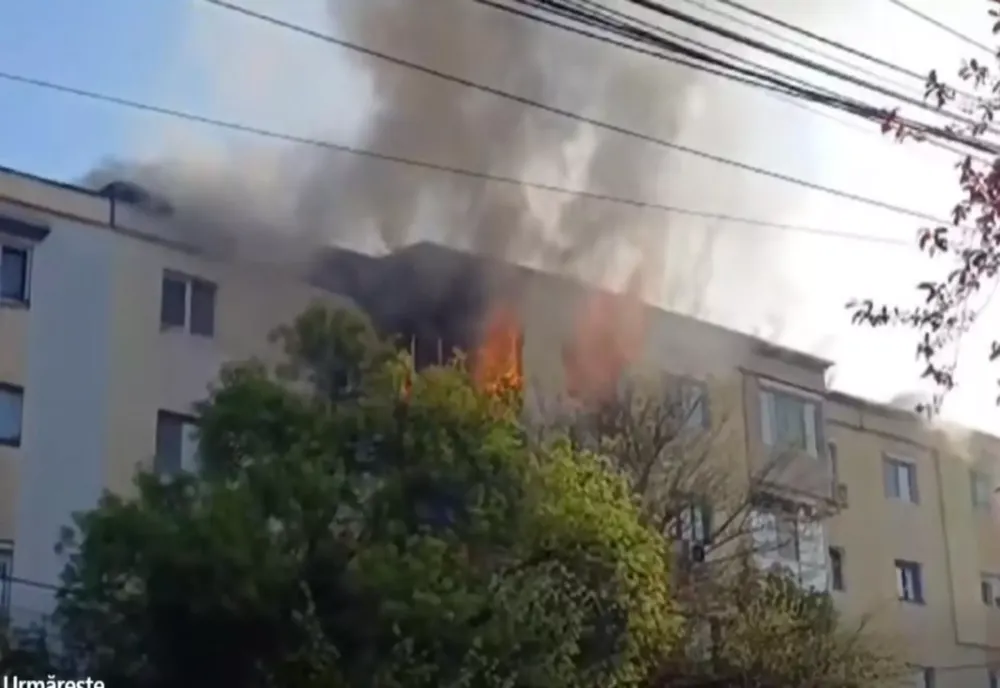 Bloc cuprins de flăcări în Craiova: zeci de oameni, evacuați de pompieri - VIDEO