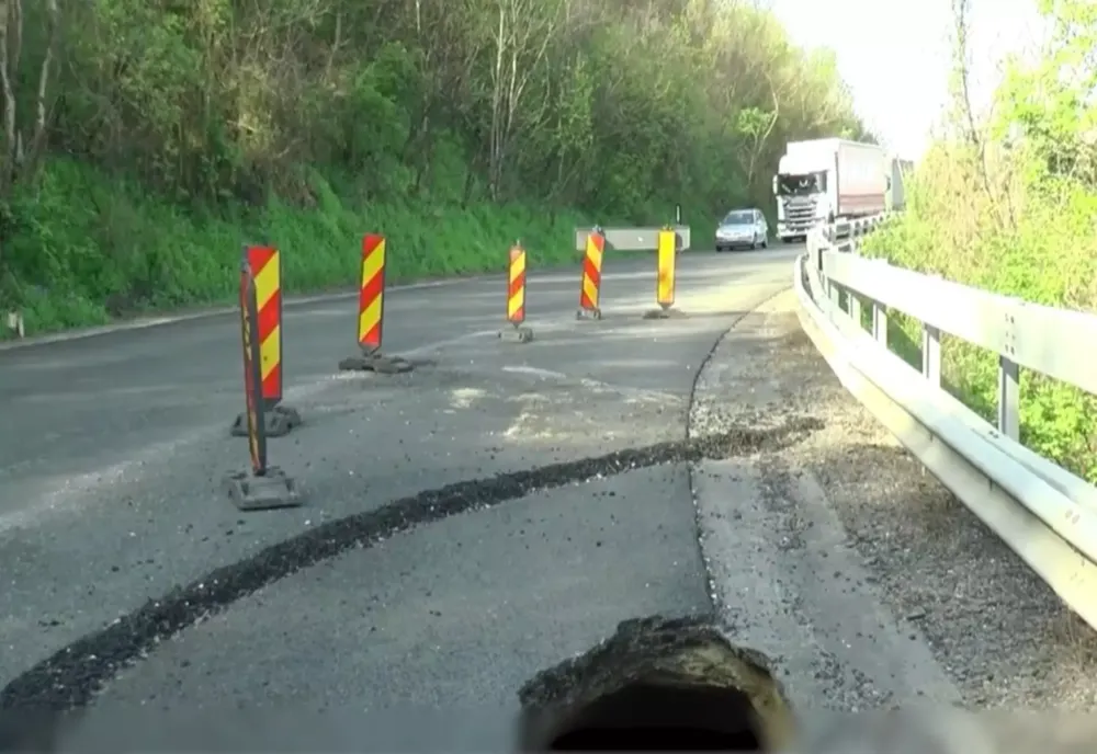 Infern în trafic de 3 luni. Craterul uriaș care blochează unul dintre cele mai circulate drumuri din România