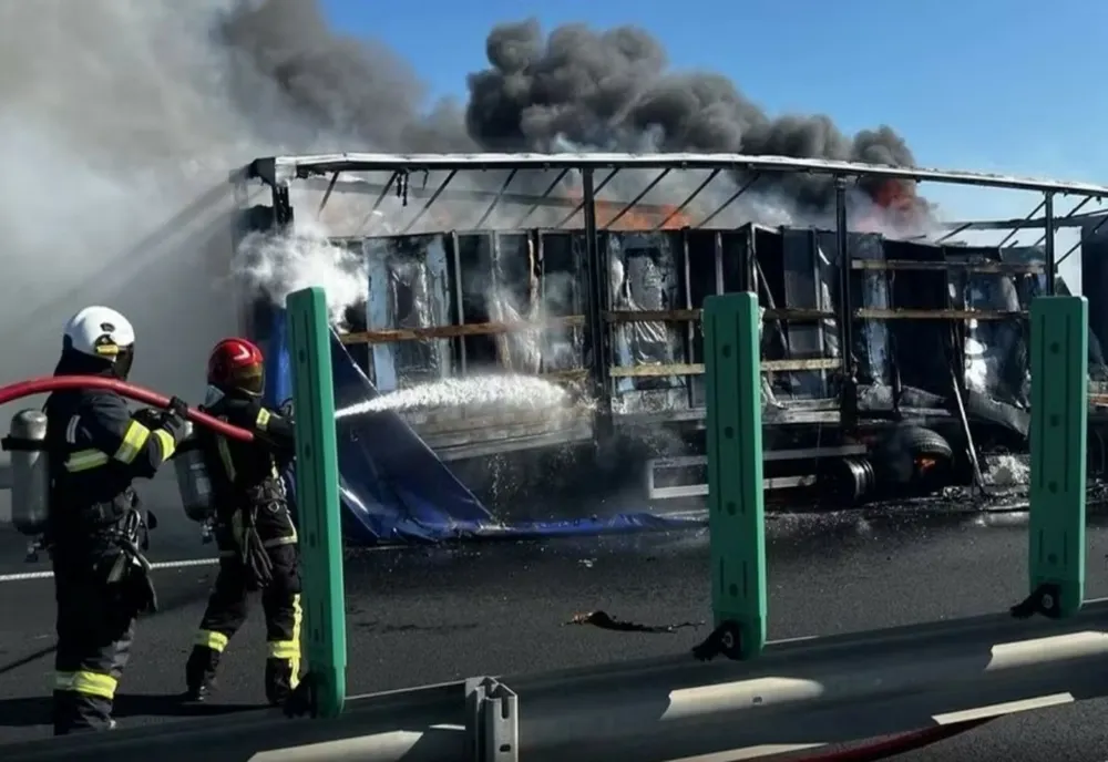 Incendiu puternic pe autostrada A1. Un autotren încărcat cu frigorifice a fost cuprins de flăcări pe sensul Timișoara - Deva