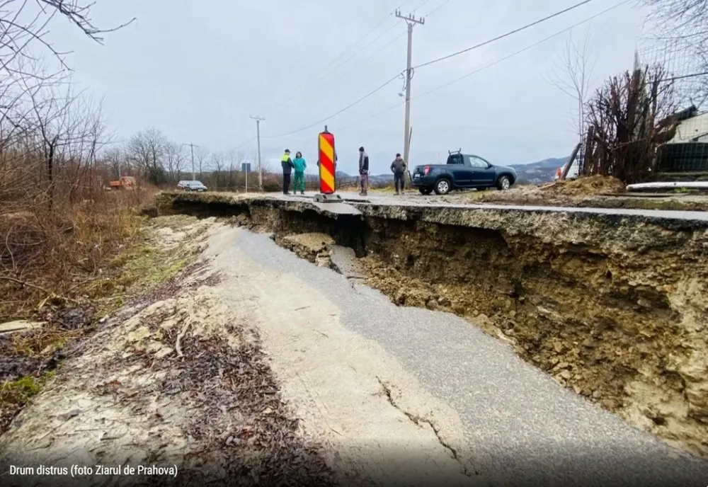 Inundații devastatoare în Prahova. Zeci de familii, izolate după ce puhoaiele au rupt drumurile de acces – VIDEO EXCLUSIV