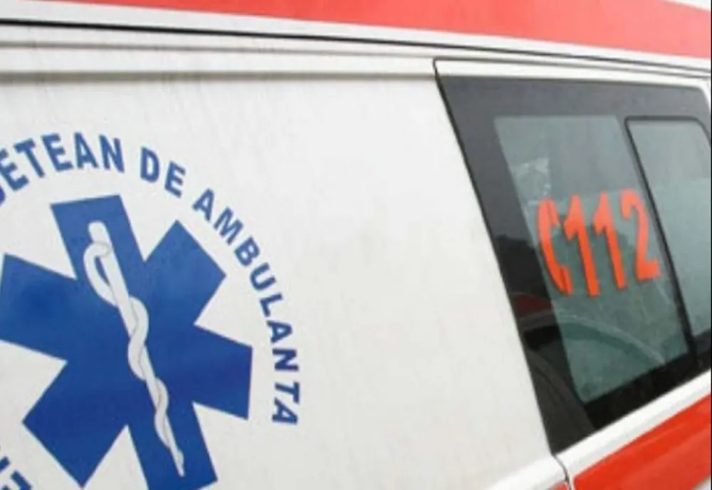 Accident la o trecere de pietoni din Timișoara! O adolescentă de 17 ani a ajuns la spital după ce motocicleta a căzut peste ea