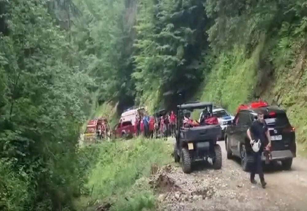 Mașină cu 6 pasageri, răsturnată în munți. Au intervenit 4 ambulanțe