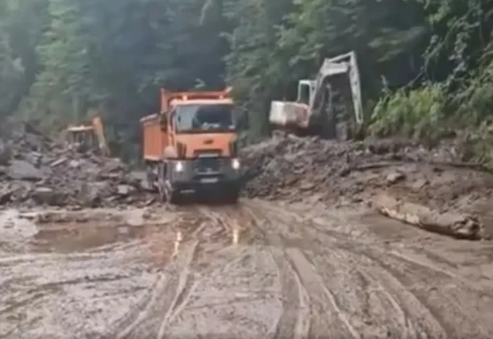 Circulație restricționată pe Transalpina, după ploile torențiale. Aluviunile au acoperit carosabilul VIDEO