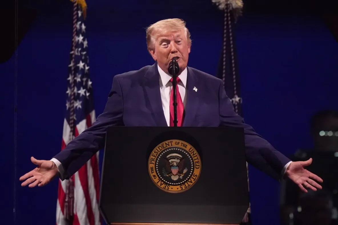 Secretara lui Donald Trump, devotament dus la extrem: a călătorit în portbagaj și a dormit în vestiar