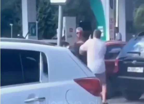 Rușii au ajuns să se ia la bătaie în benzinării. Criza carburanților ia amploare, șoferii stau la cozi kilometrice