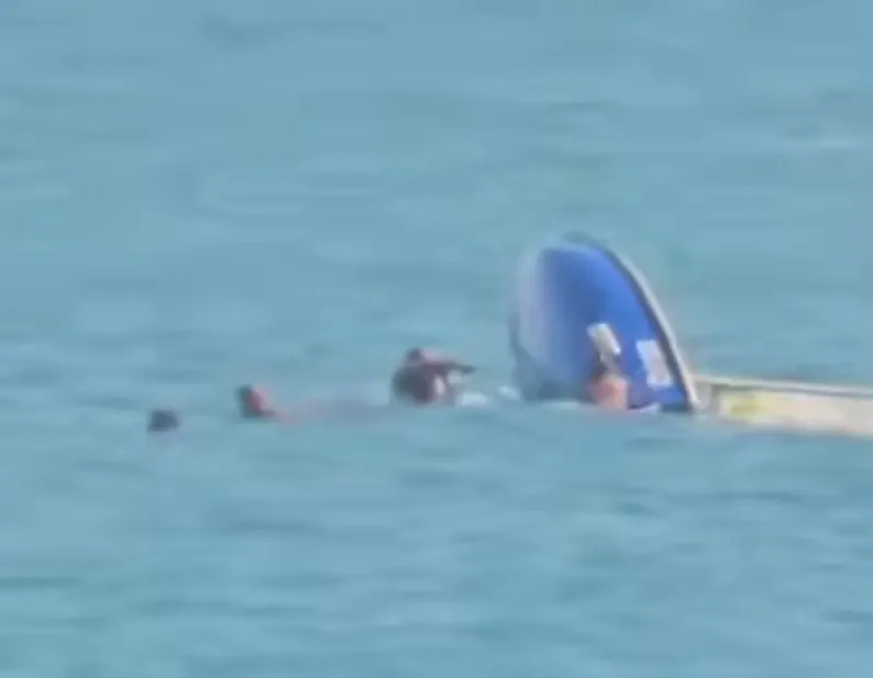 Un velier s-a răsturnat în mare, la Mangalia. Cinci persoane au fost în pericol | VIDEO