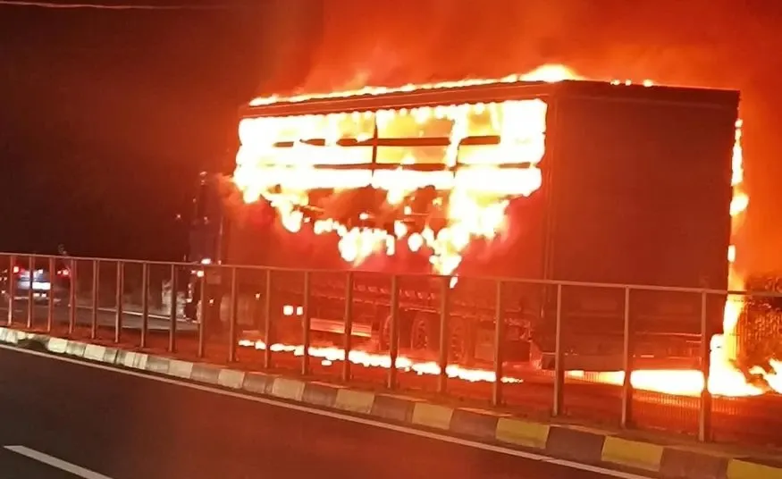 Un autotren care transporta bomboane a luat foc pe DN5, în zona localităţii Daia