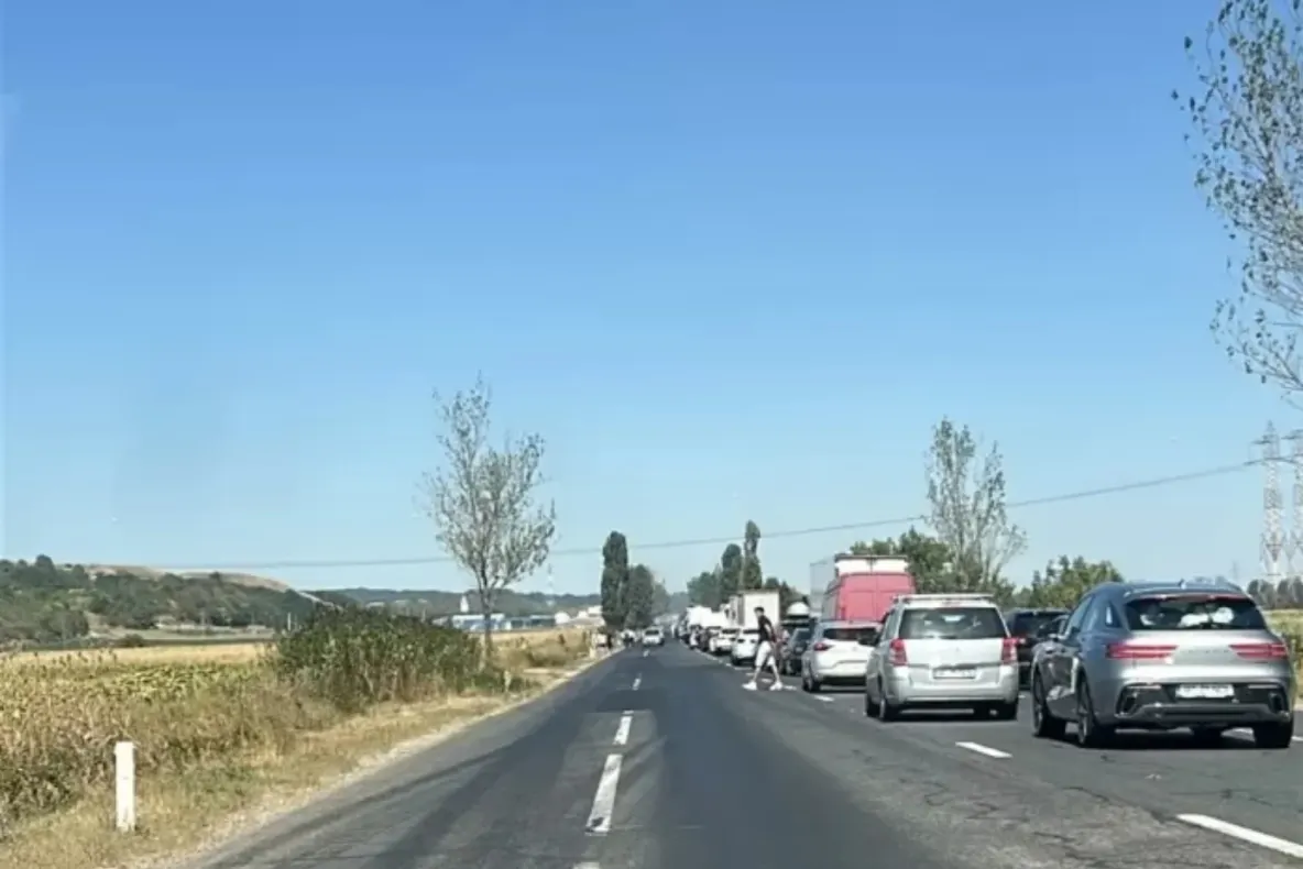 Trafic blocat pe DN2 Bacău-Adjud. Un microbuz cu opt persoane a luat foc în mers la Răcăciuni