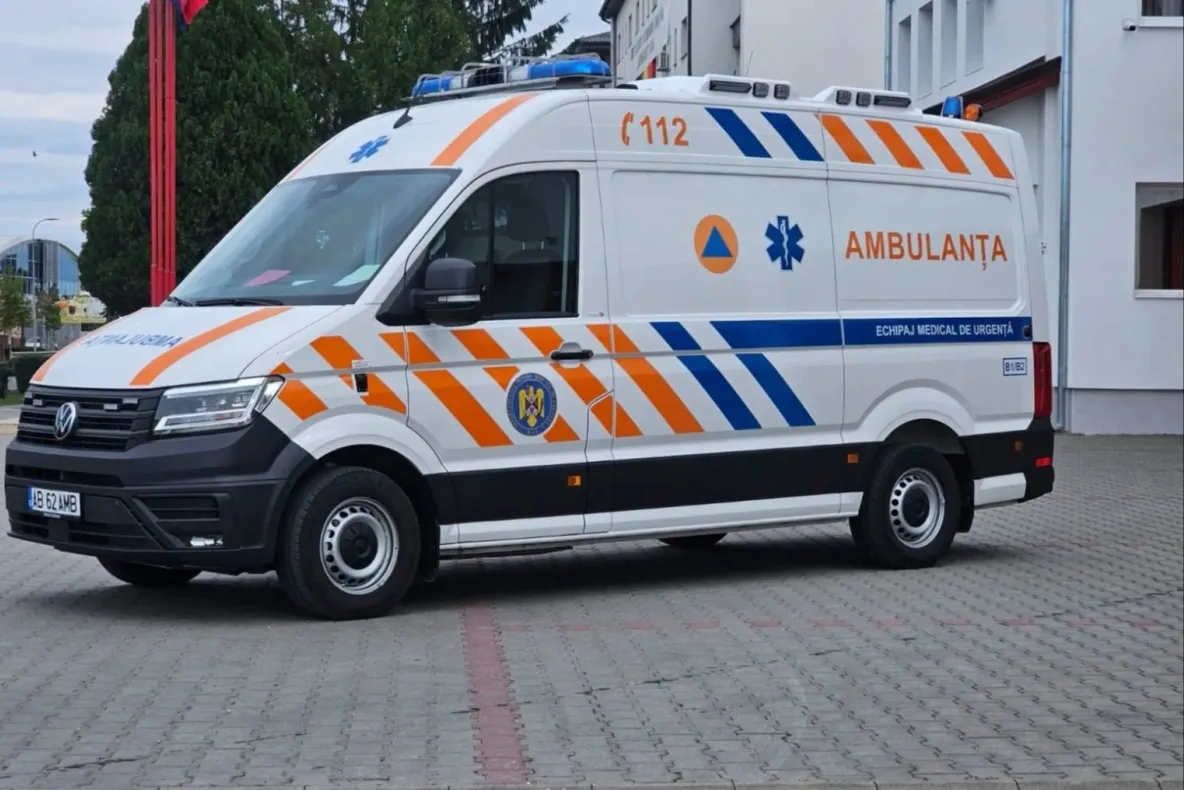 Doi răniți după ce o autoutilitară a lovit parapetul pe DEx12, în Argeș