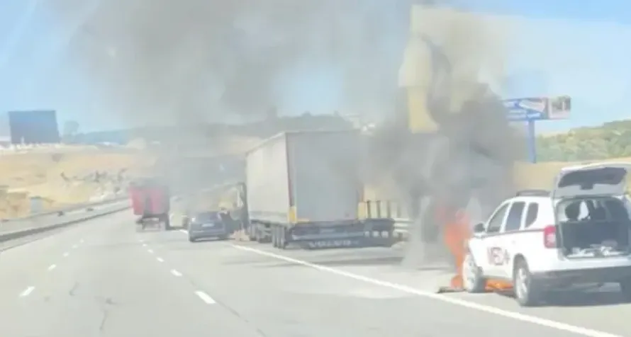 Mașină în flăcări pe Autostrada Transilvania