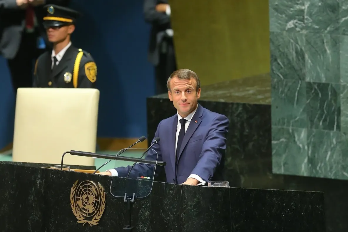 Macron cere guvernului Franței să răspundă revendicărilor studenților după proteste violente
