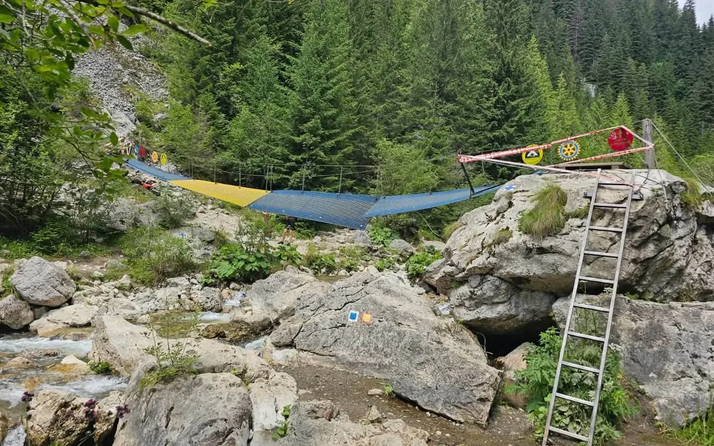Acces întrerupt către Lacul Scropoasa și Cascada 7 Izvoare. Podul din Zănoaga s-a rupt: avertismentul salvamontiștilor FOTO