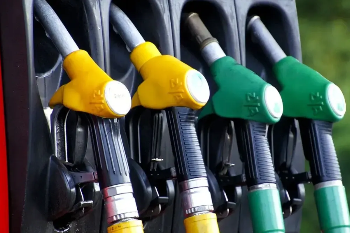 Carburanții se scumpesc puternic în România, peste media europeană