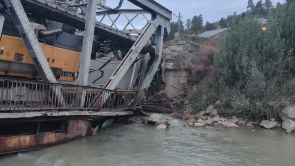 Trafic deviat în Bacău, la Ciobănuș, după ce un pod de fier s-a deteriorat