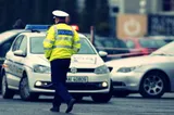 Circulaţie blocată între Cluj-Napoca şi Zalău, după ce un autoturism a lovit un autovehicul parcat şi un stâlp