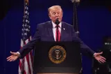 Secretara lui Donald Trump, devotament dus la extrem: a călătorit în portbagaj și a dormit în vestiar