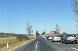 Trafic blocat pe DN 2, în județul Bacău. Un microbuz în care se aflau opt persoane a luat foc în mers