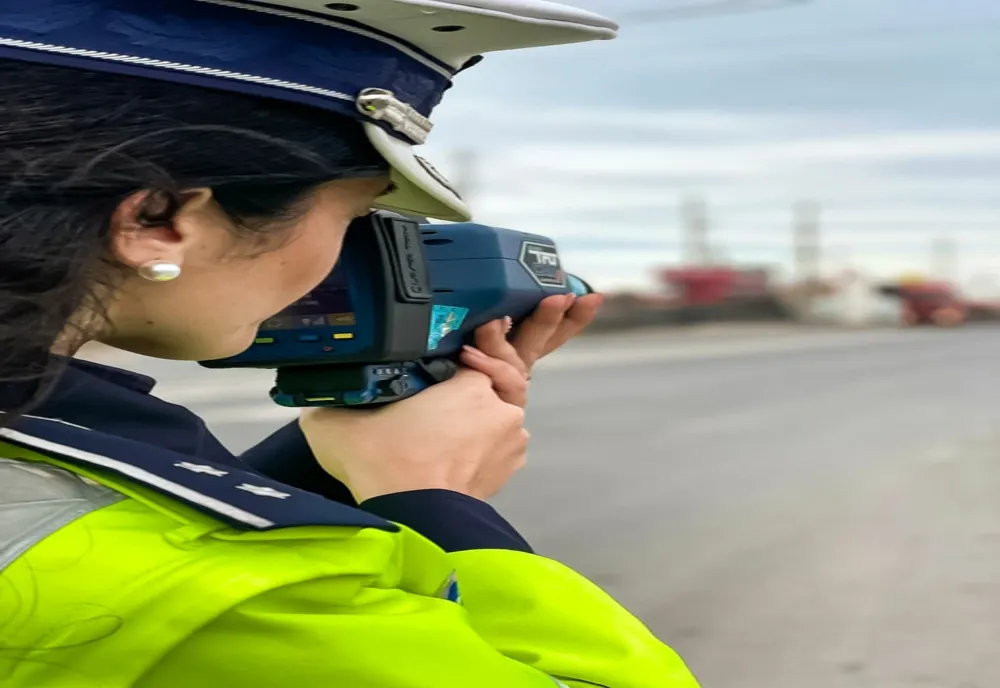 Şofer prins circulând cu 243 km/h pe A3, în judeţul Braşov. El avea în maşină trei copii