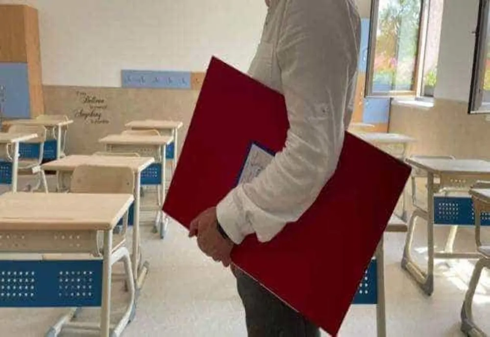 Profesor din Argeș, reținut pentru agresiune sexuală: este acuzat că a sărutat o elevă de 13 ani
