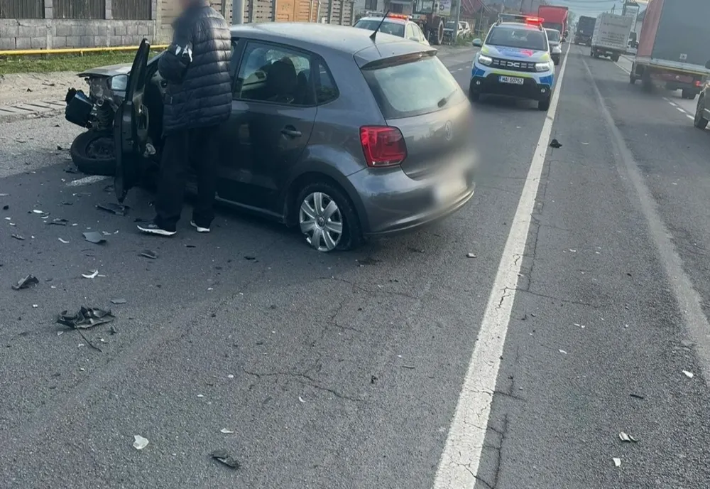 Accident la intrarea în Gherla: o pasageră a avut nevoie de îngrijiri medicale după impactul dintre două autoturisme
