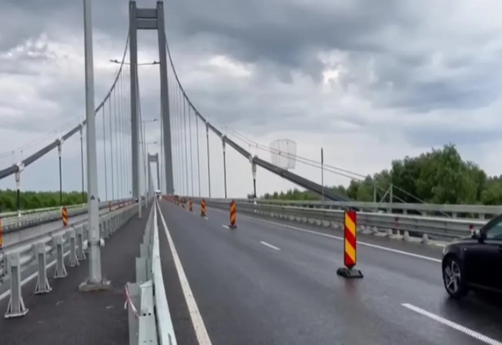 Mare atenție, șoferi! Restricții de circulație pe podul peste Dunăre de la Brăila, pentru executarea canalului drenant
