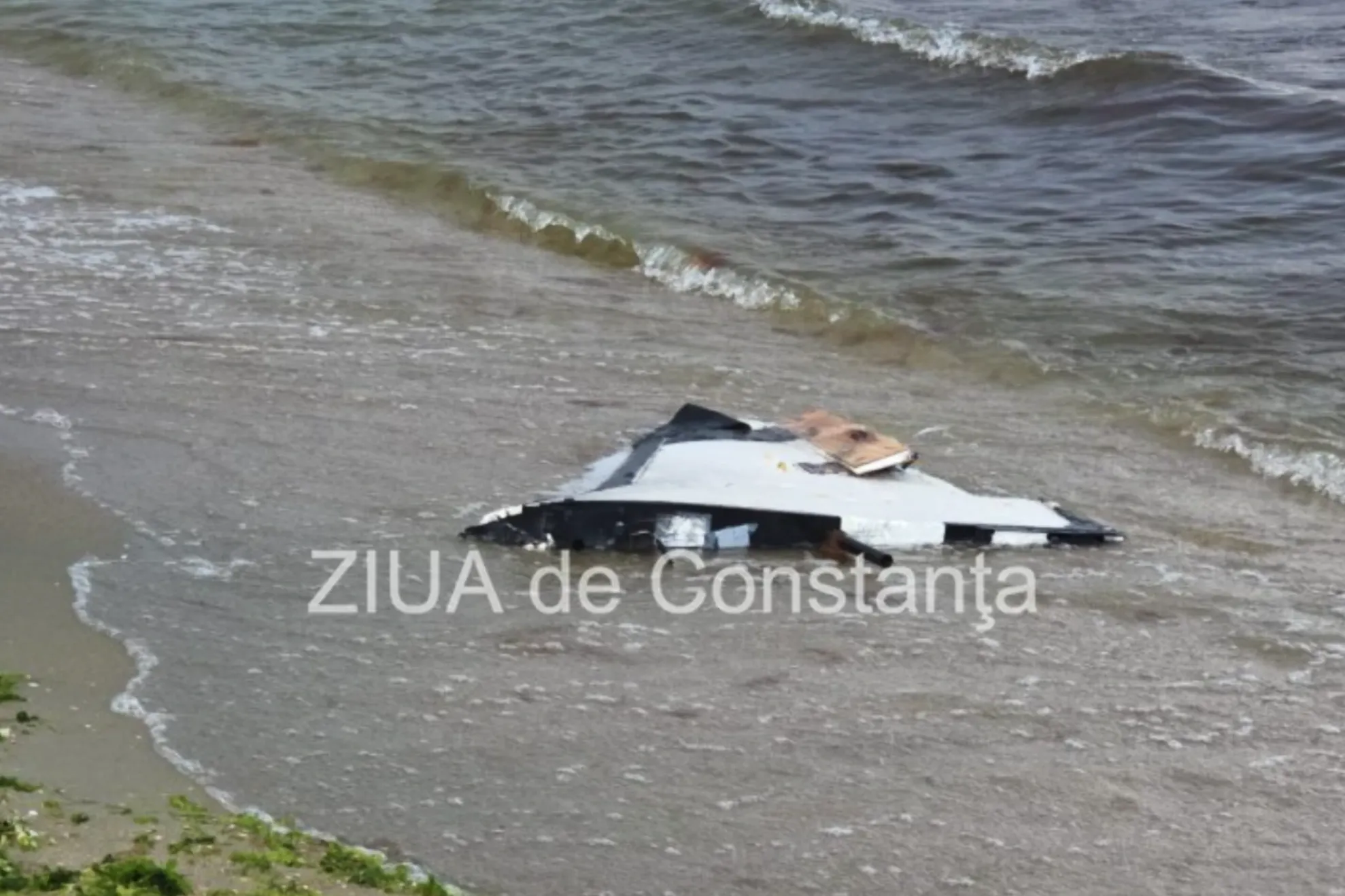 O aripă de dronă a fost adusă de valuri la mal. Foto: Ziua de Constanța