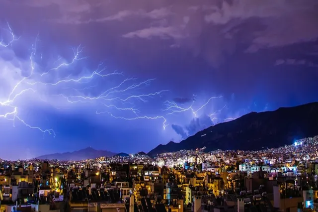 România, prinsă între caniculă și furtuni. Cum va fi vremea sâmbătă, 8 august